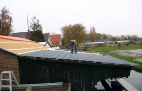 Niet-geïsoleerde dakpanplaten aanbrengen op afdak