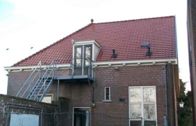 Nieuwe pannen Scoutinggebouw Medemblik