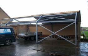 Nieuwe dakpanplaten op kapschuur - Hoogwoud